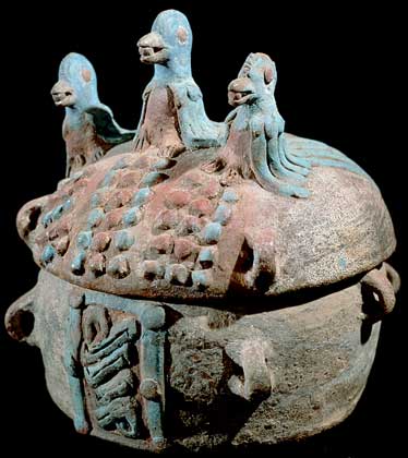 КЕРАМИЧЕСКАЯ УРНА - образец гончарного искусства майя.