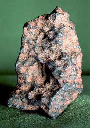 ЖЕЛЕЗНЫЙ МЕТЕОРИТ из Хенбери (Австралия) является типичным метеоритом металлического типа. Многие из таких метеоритов богаты соединениями, которые встречаются в железных рудах.