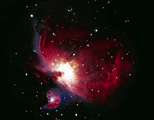М 42, БОЛЬШАЯ ТУМАННОСТЬ В ОРИОНЕ. Туманность, которую можно заметить невооруженным глазом в Мече Ориона, светится из-за горячих звезд, находящихся в большом облаке из газа и пыли.
