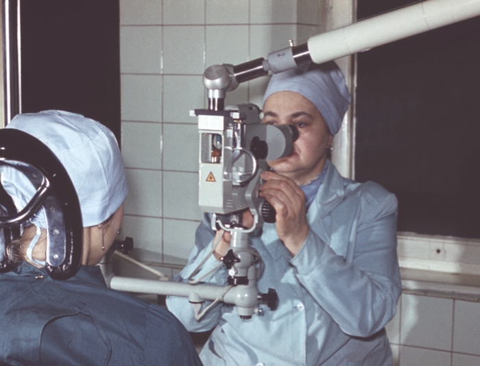 Рис. 3. Проведение офтальмологической операции с применением лазерной микрохирургической установки «Ромашка-2»