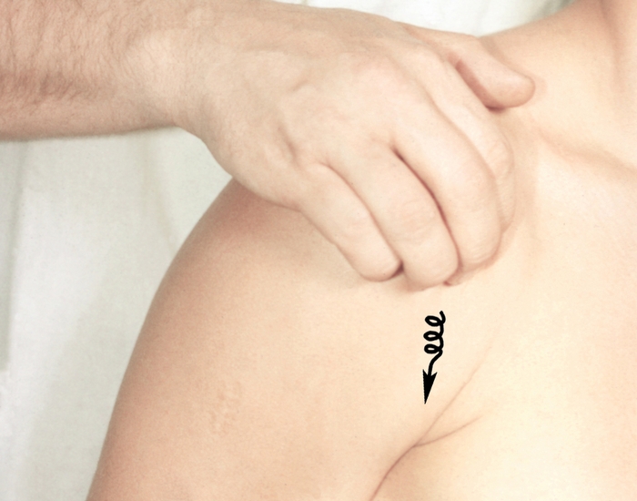 Рис. 5а). Массаж суставов — растирание передней поверхности плечевого сустава; чтобы сделать передний отдел капсулы сустава более доступным для воздействия, руку пациента заводят за спину