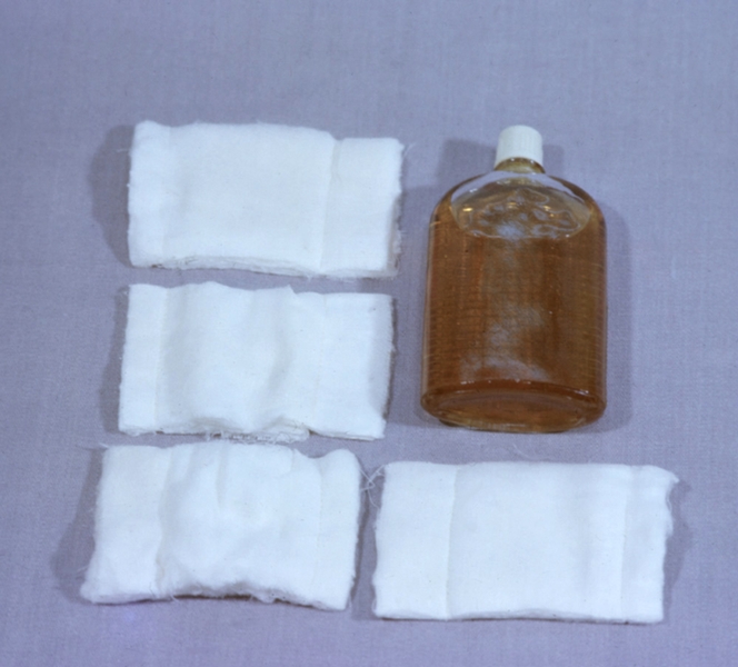 Рис. 8. Индивидуальный противохимический пакет: справа вверху — флакон с дезинфицирующей жидкостью, слева и внизу — ватно-марлевые тампоны