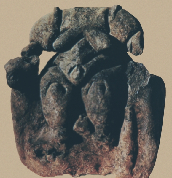 Рожающая богиня и двое охраняющих ее животных. Чатал-Хююк около 5750 г. до н. э
