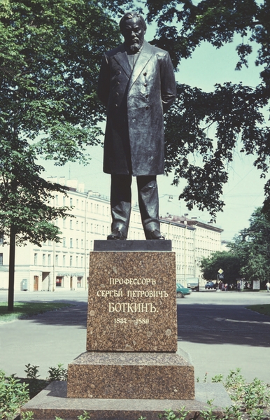 Памятник С.П. Боткину перед зданием Боткинской клиники Военно-медицинской академии в Санкт-Петербурге