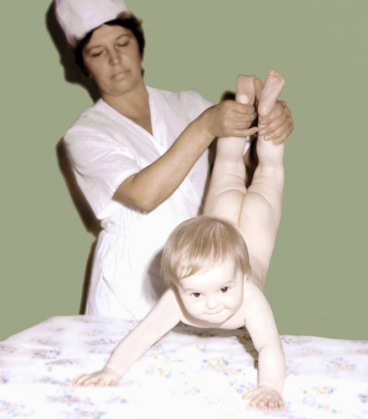Рис. 12. Упражнение, развивающее и укрепляющее мышцы рук и спины: ребенок «ходит» на руках; вид спереди