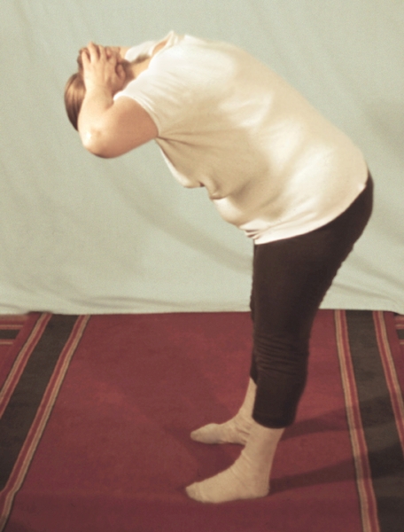 Рис. 14е). Физические упражнения при остеохондрозе, направленные на укрепление мышц шеи: наклон туловища вперед с одновременным надавливанием в течение 5—7 секунд рук, собранных в замок, на затылочную область