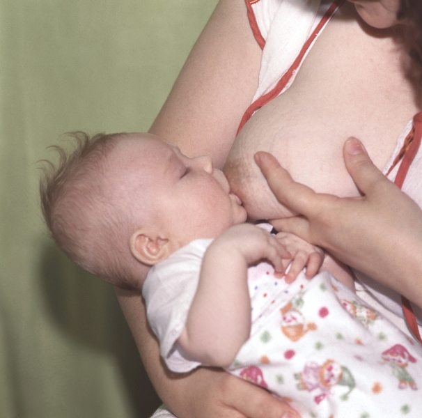 Рис. 3. Кормление ребенка грудью