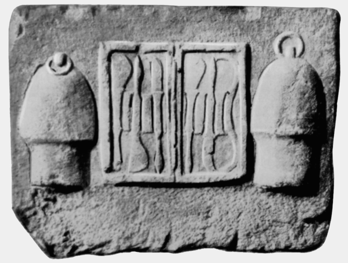 Древнегреческая глиняная табличка с изображением набора хирургических инструментов. Асклепейон в Афинах