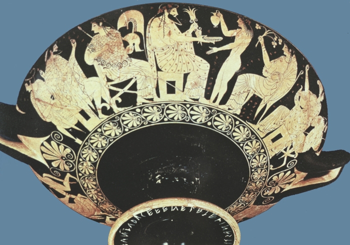 Собрание богов (слева направо: Гера, Гермес, Афина, Зевс, Ганимед, Гестия, Афродита, Арес). Роспись краснофигурного килика Ольтоса. Тарквиния. Около 511 г. до н. э
