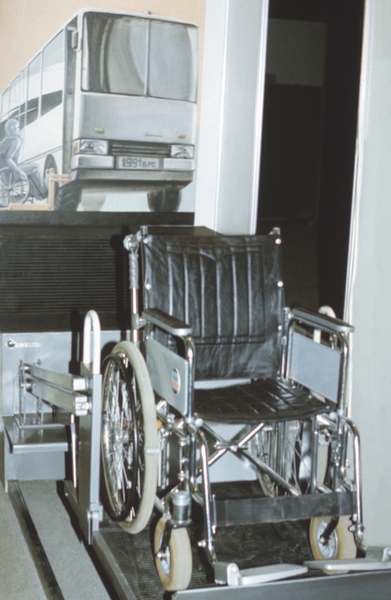 Рис. 3. Подъемное устройство для посадки инвалида, находящегося в кресле-коляске, в автобус