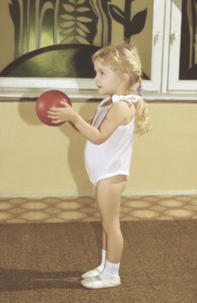 Рис. 10а). Упражнения, рекомендуемые для детей старшего возраста: попеременное бросание мяча взрослому и вверх