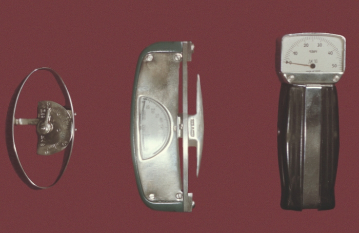 Рис. 2. Динамометры для измерения силы рук: слева направо — динамометр Колена и два ручных плоскопружинных динамометра