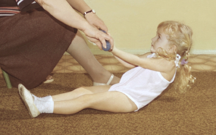 Рис. 5. Упражнения, рекомендуемые для детей старшего возраста: присаживание из положения лежа на спине на полу