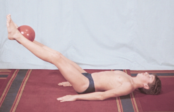 Рис. 6н). Физические упражнения, направленные на профилактику нарушений осанки: поднимание мяча прямыми ногами