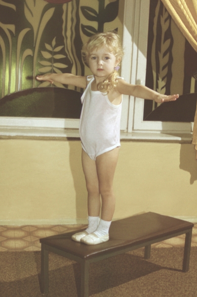 Рис. 4. Упражнения, рекомендуемые для детей старшего возраста: упражнение на гимнастической скамейке (встать, слезть)
