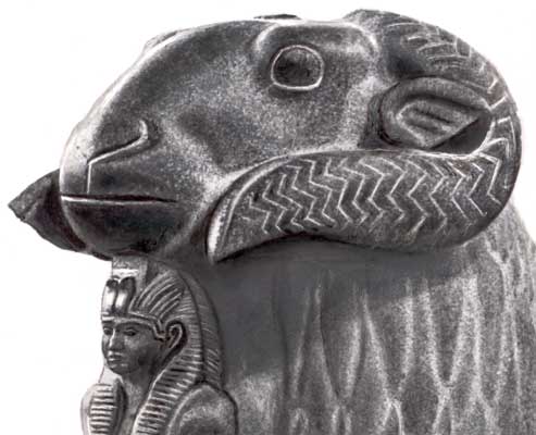 Амон в образе барана, охраняющий фараона Тахарку.