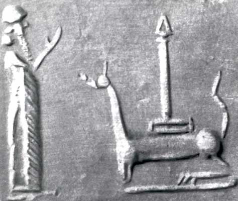 Вавилонский жрец перед алтарём с символами Мардука — драконом и копьём.