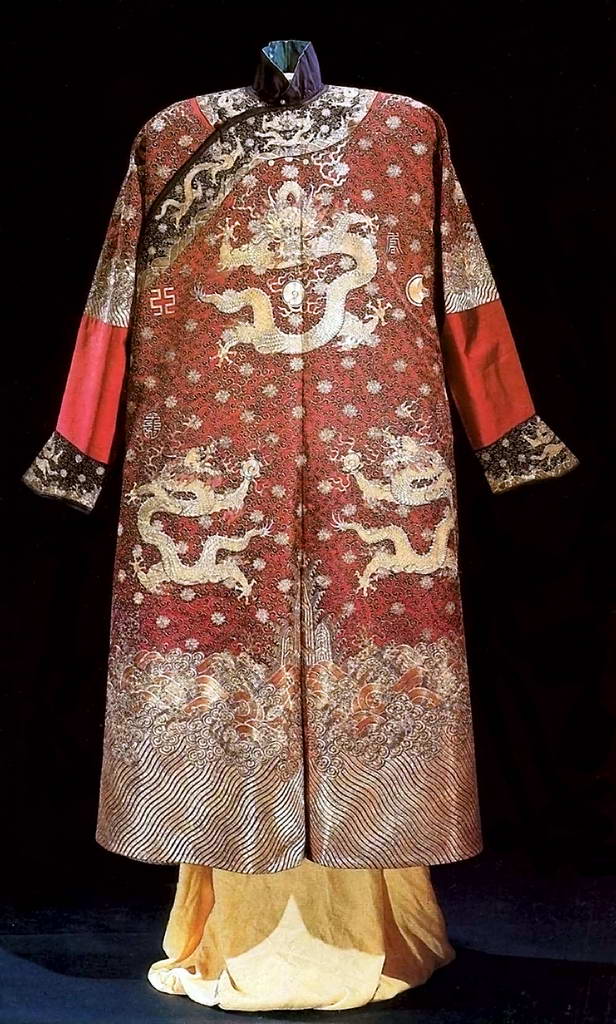 Повседневное платье императора с изображением драконов.    17-19 в.