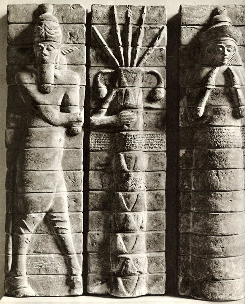 Божество в виде человекобыка и богиня Нинхурсаг. Рельеф из Суз. Около 1165-1151 гг. до н.э.
