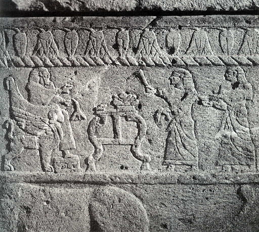 Фрагмент со сценой приношения с саркофага царя Ахирама из Библа.    13 в. до н.э.