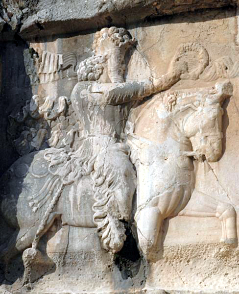 Ахурамазда вручает символ царской власти шаху Арташиру. Сасанидский каменный рельеф. 3 век н.э.