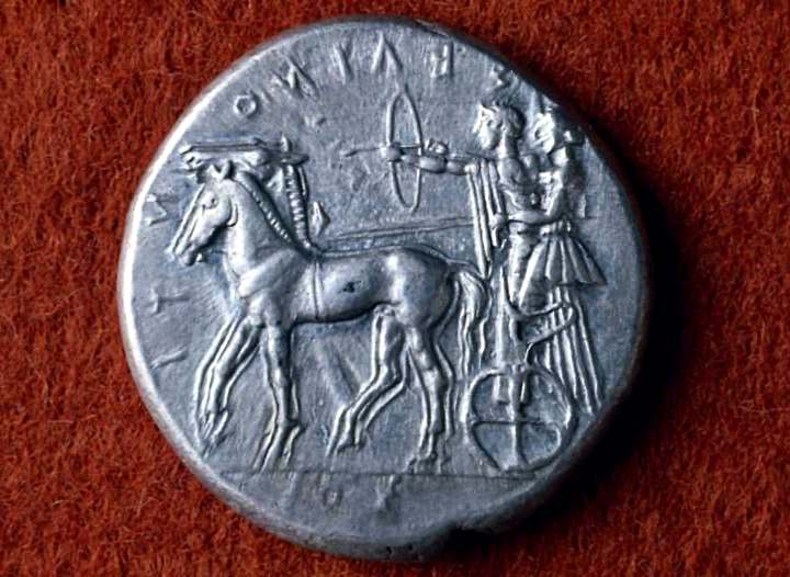 Квадрига, управляемая Артемидой. Тетрадрахма.   467–455 гг. до н.э.