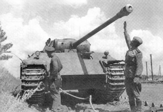         Данными об использовании «Пантер» 39 танкового полка в конце июля—августе 1943 года автор не располагает. Достоверно известно, что в период 21—31 июля полк получил на пополнение 12 новых «Пантер», прибывших из Германии. В начале августа 51 танковый батальон был включен в состав дивизии «Гроссдойчланд», получив на вооружение 96 новых «Пантер». Судьба 52 танкового батальона неизвестна, но по некоторым данным его танки участвовали в боях за Харьков в августе 1943 года.
