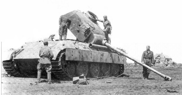         3 июля в журнале военных действий 48 танкового корпуса была сделана запись о том, что «танки «Пантера» не имеют навыка тактического взаимодействия в составе батальона, а <a href=