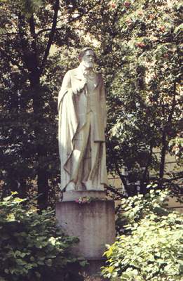 Памятник Н. П. Огарёву.