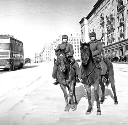 Конный патруль на улице Горького.  Зима 1941.