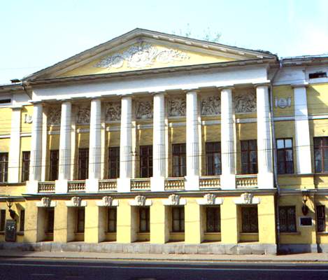 Главный дом усадьбы Охотниковых.