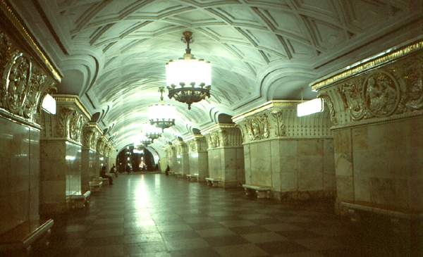 Подземный зал станции метро 