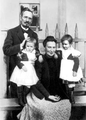 В. В. Розанов с семьёй.