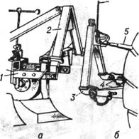 Автосцепка СА-1 плуга: а - замок; б - рамка; 1 - рама плуга; 2 замок; 3 - рамка; 4 - нижние тяги механизма навески трактора; 5 - верхняя тяга механизма навески трактора