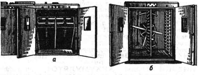 Инкубатор типа Универсал: а - инкубационный шкаф; б - выводной шкаф