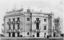 Вид на театр со стороны проспекта Ленина