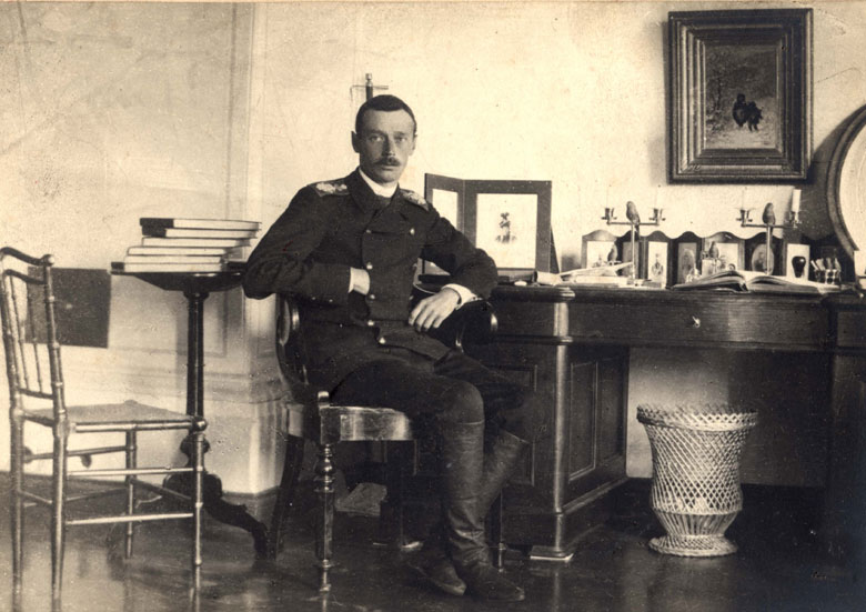 http://dic.academic.ru/pictures/wiki/files/118/velikii_knyaz__georgii_aleksandrovich_za_pis_mennym_stolom__abastuman.jpg