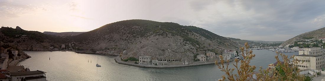 Панорама города Балаклава: слева виднеется Генуэзская крепость Чембало, справо — город Балаклава, по центру — полое нагорье…