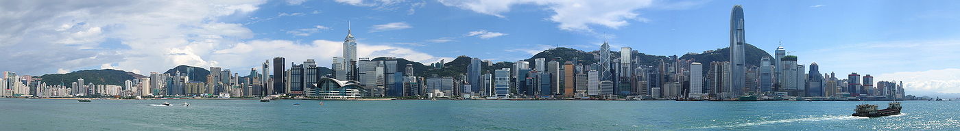 Небесная линия Гонконга, вид с бухты Виктории. Слева Норс-пойнт, справа район Сентрал