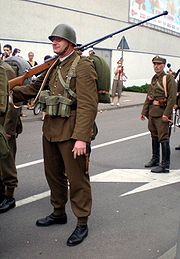 2007.07.21 Gdynia, Polish "soldier" carrying Anti-tank rifle model 35 or 39.jpg