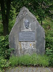 Neuerburg-GedenksteinZinnen1-Bubo.JPG