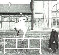 Алойз Сокол во время бега с барьерами