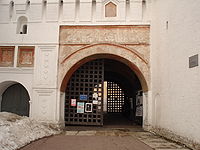 Gates of Spaso-Preobrazhensky Monastery (Yaroslavl) 02.jpg