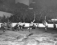 Торонто забрасывает шайбу в ворота Детройта (1942)