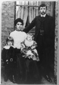 Фрэнк (крайний слева) с его родителями и младшим братом Берти, приб. 1906 год.