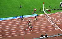 Болт побеждает со значительным отрывом в финальном забеге в 100 м на Олимпийских играх 2008…
