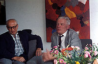 Эрнст Вильгельм Най (справа) на фоне своей картины (1960)