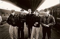 Группа «Разные Люди» на вокзале в Санкт-Петрбурге 19 сентября 1993 года. Фото Валерия Потапова.