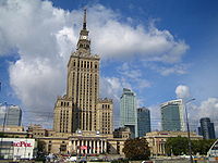 Дворец на фоне современных небоскребов Варшавы