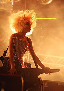 Концертное выступление Lady Gaga в июле 2009.